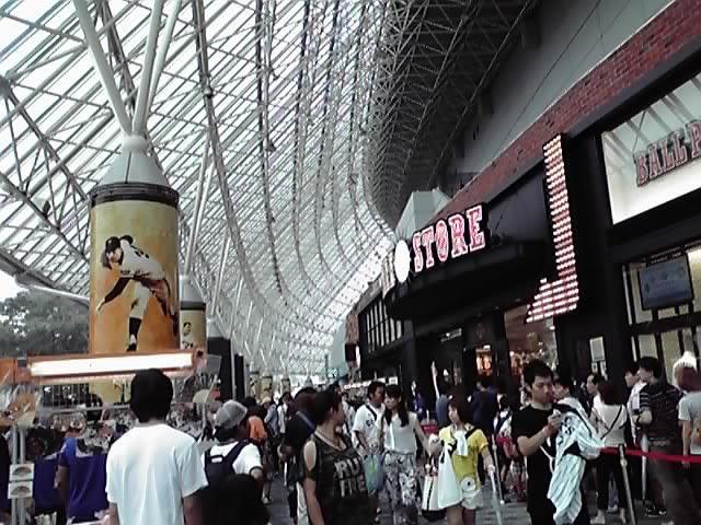 ごった返す正面ゲート付近