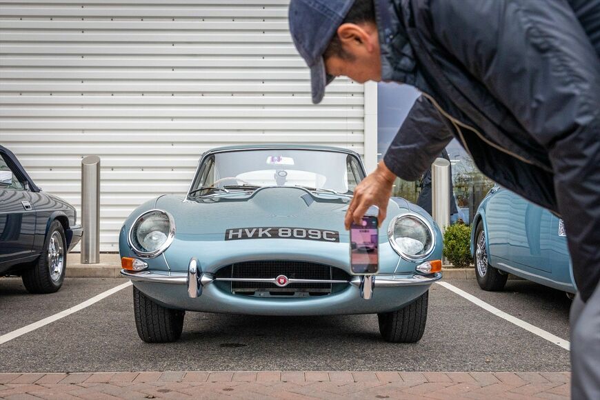 ジャガー・ランドローバー・クラシックワークスを出発する直前の様子（写真：Jaguar Land Rover）