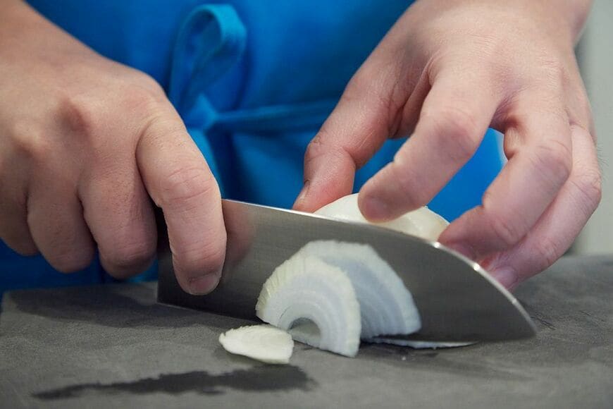 新玉ねぎは繊維を切るように千切りに。 （写真：吉澤健太）