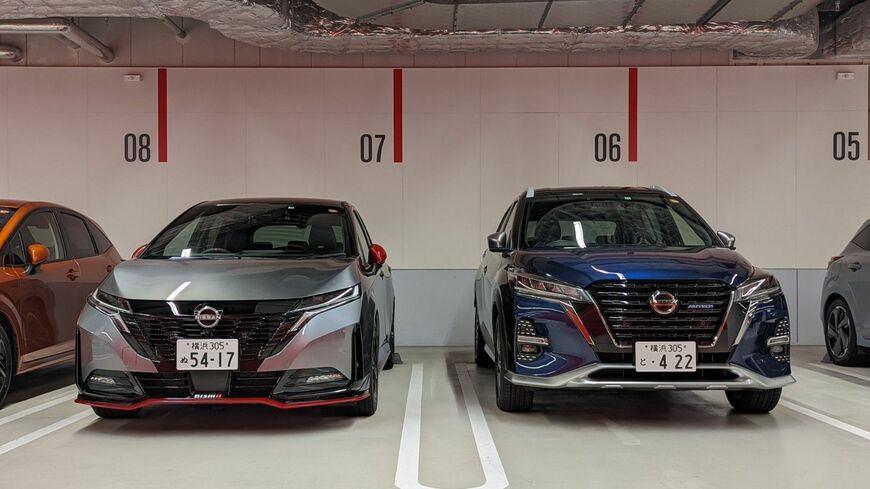 オーラNISMO（左）とキックスAUTECH（右）。2022年初頭時点ではノートとリーフに両ブランドとも設定がある（筆者撮影）