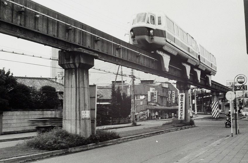 小田急線の向ヶ丘遊園駅付近を走行するモノレール車両（写真：川崎市市民ミュージアム所蔵）