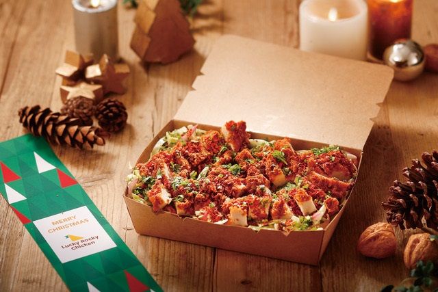 クリスマスメニューについては12月22日まで予約を受け付けている。写真は16日発売の期間限定商品アジアンダブルチキンサラダ（1280円）
