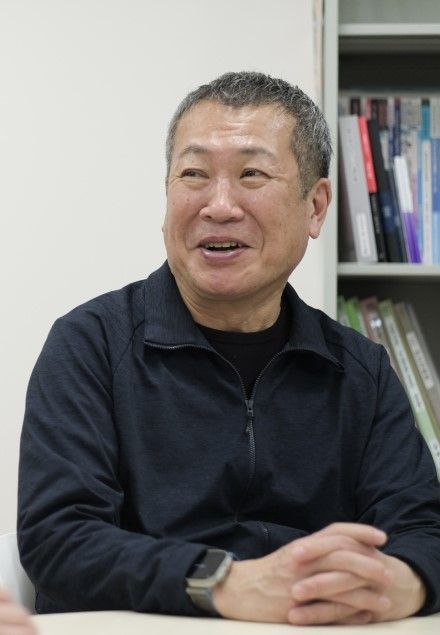 佐々木 俊尚 作家・ジャーナリスト 1961年兵庫県生まれ。早稲田大学政治経済学部中退。毎日新聞記者、『月刊アスキー』編集部を経て、2003年よりフリージャーナリストとして活躍。ITから政治、経済、社会まで、幅広い分野で発言を続ける。最近は、東京、軽井沢、福井の3拠点で、ミニマリストとしての暮らしを実践。『読む力 最新スキル大全』（東洋経済新報社）、『レイヤー化する世界』（NHK出版新書）、『時間とテクノロジー』（光文社）など著書多数（写真：梁川剛）