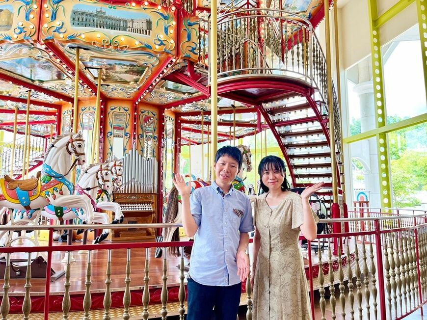 369daysのmikkoさん（右）・milfordさん夫妻。サントピアワールドにて（写真：369days提供）