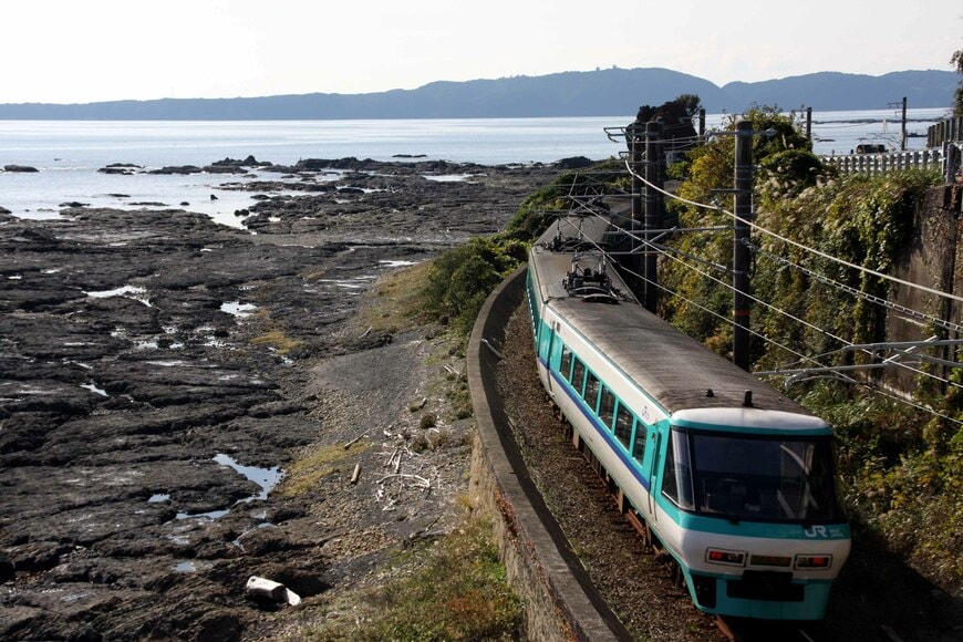 パノラマグリーン車を先頭に海沿いを走る「くろしお」（撮影：南正時）