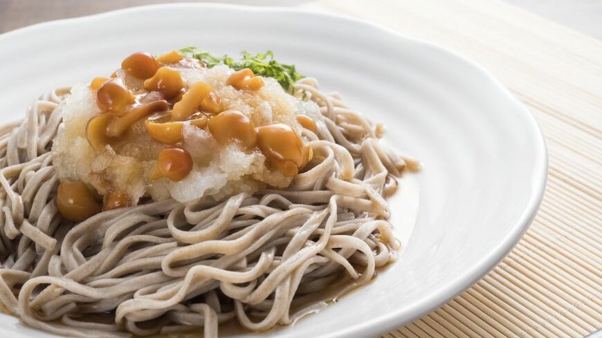 なめこのぬるぬる成分は消化吸収促進効果も。蕎麦と一緒に（写真：kuro3／PIXTA）