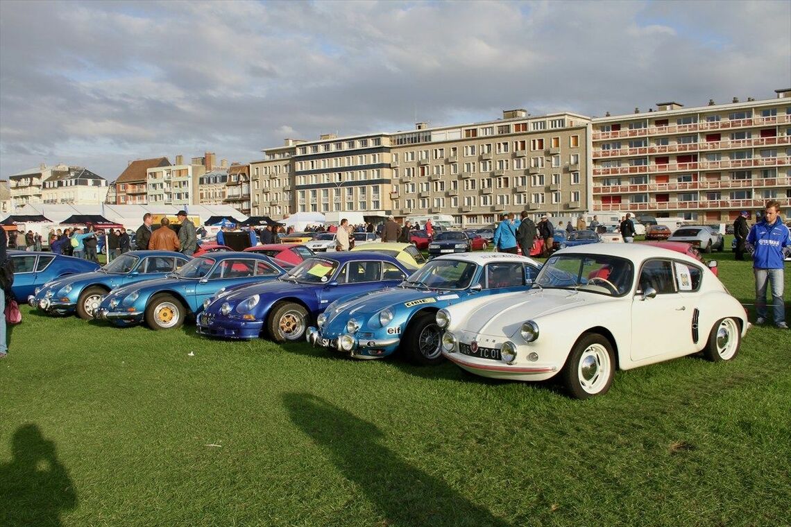 一番右の白い車が「A106」、60周年記念イベントにて（筆者撮影）