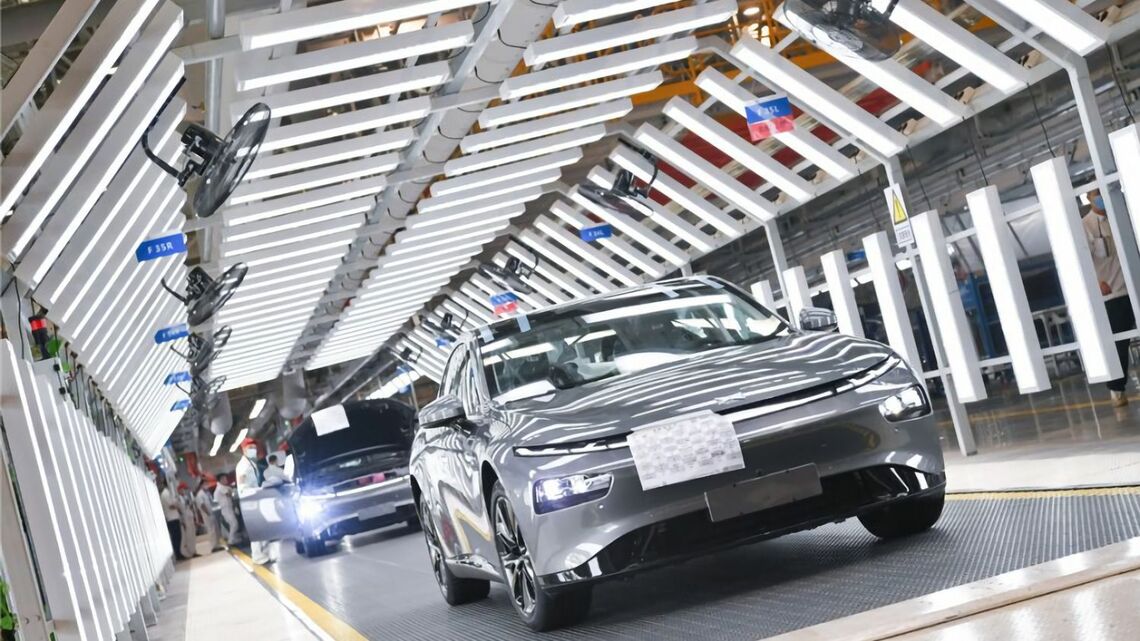 中国ではEVに代表される｢新エネルギー車｣の1月の販売台数が前月比半減した。写真は新興EVメーカー、小鵬汽車の生産ライン（同社ウェブサイトより）