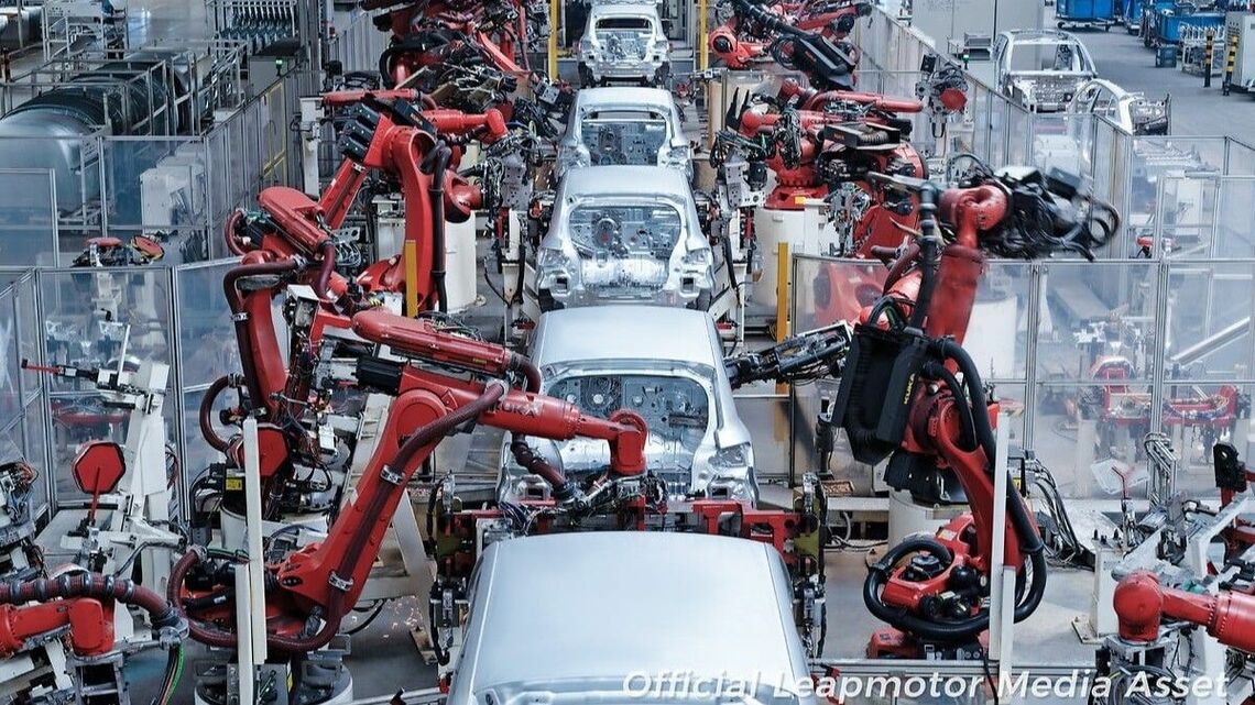 零跑汽車の工場は増産に次ぐ増産に沸いている。写真は中国工場の溶接ライン（資本提携先のステランティスのメディア向け資料より）