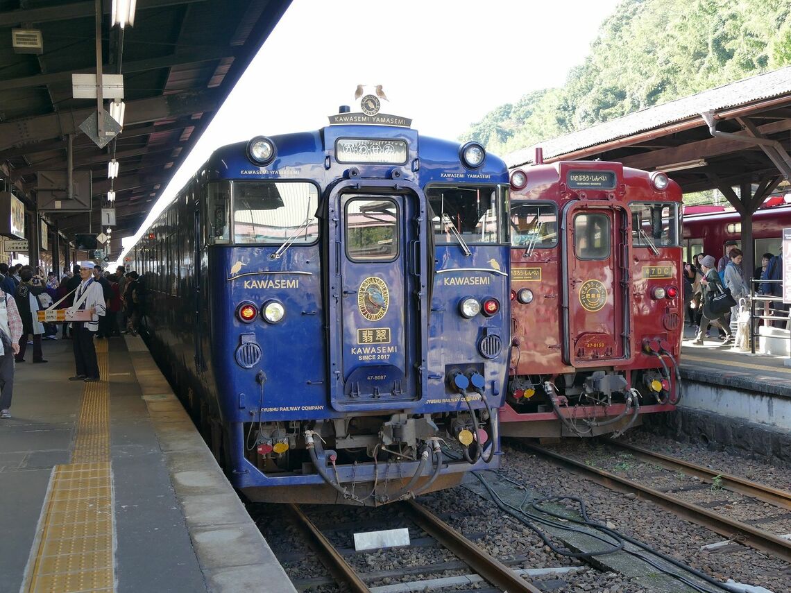 肥薩線を走る観光列車「かわせみ やませみ」（左）と「いさぶろう・しんぺい」＝2017年（記者撮影）