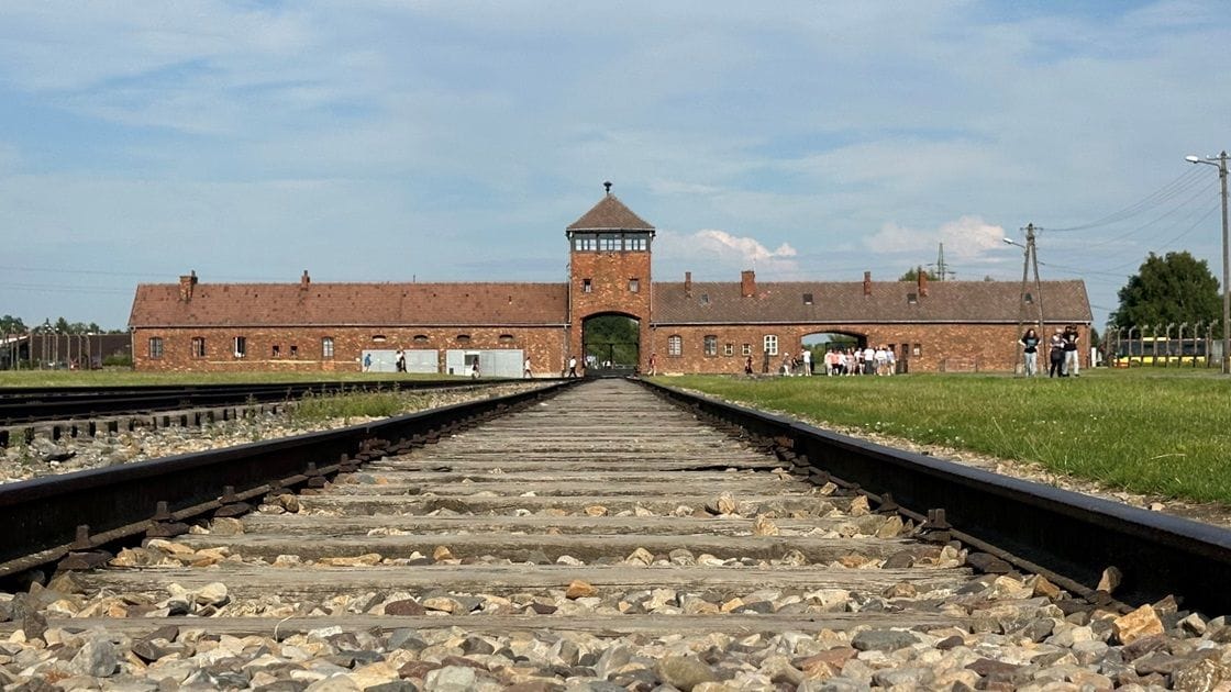 110万人が犠牲者になったと言われるアウシュヴィッツ＝ビルケナウ強制収容所の跡地。第二次大戦中、ヨーロッパ各地のユダヤ人が集団で送り込まれ、労働力として期待できない者は到着直後にガス室で殺害された（記者撮影）