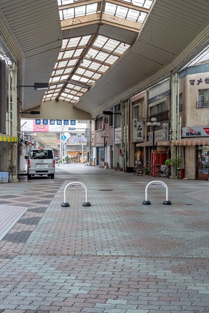 まちなかの商店街は昭和の面影が強く残る（写真撮影／前田慶亮）