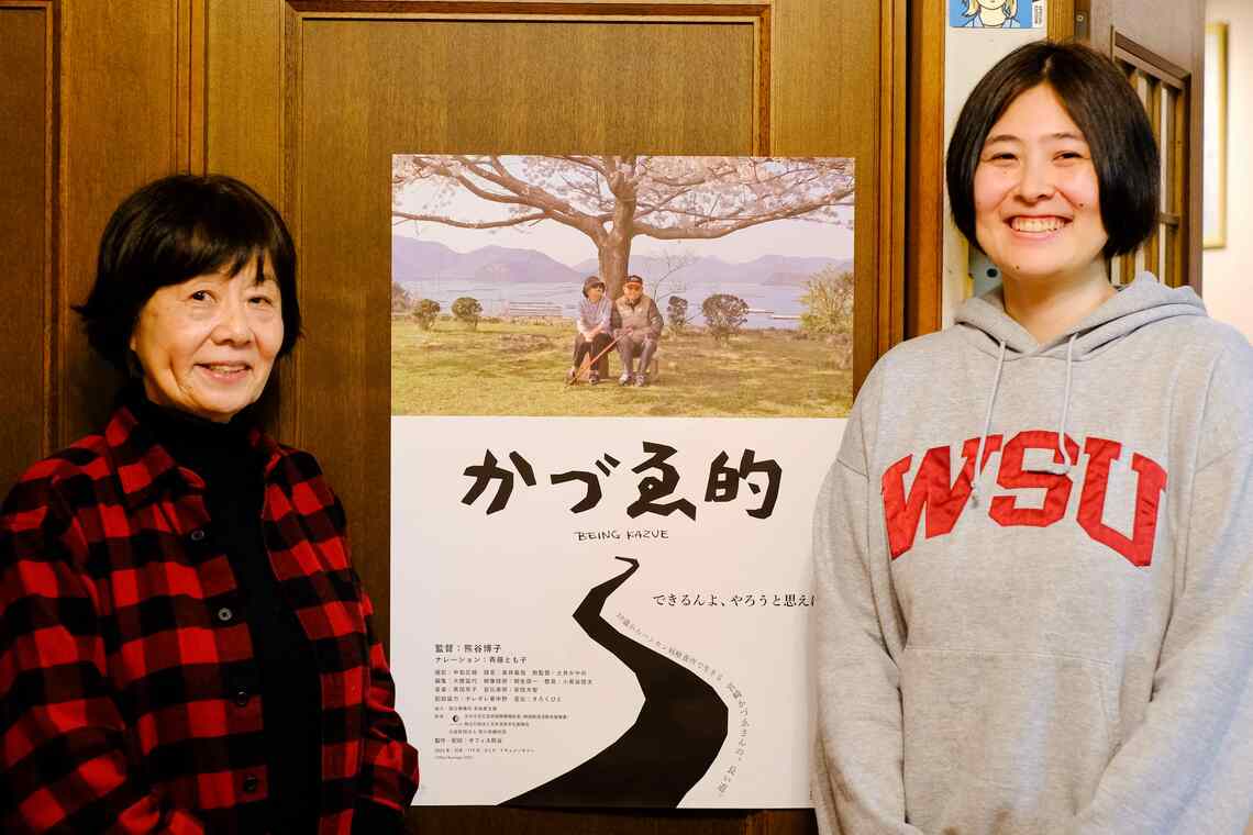 熊谷監督（左）と、娘で助監督を務めた土井かやのさん（撮影／大月えり奈）