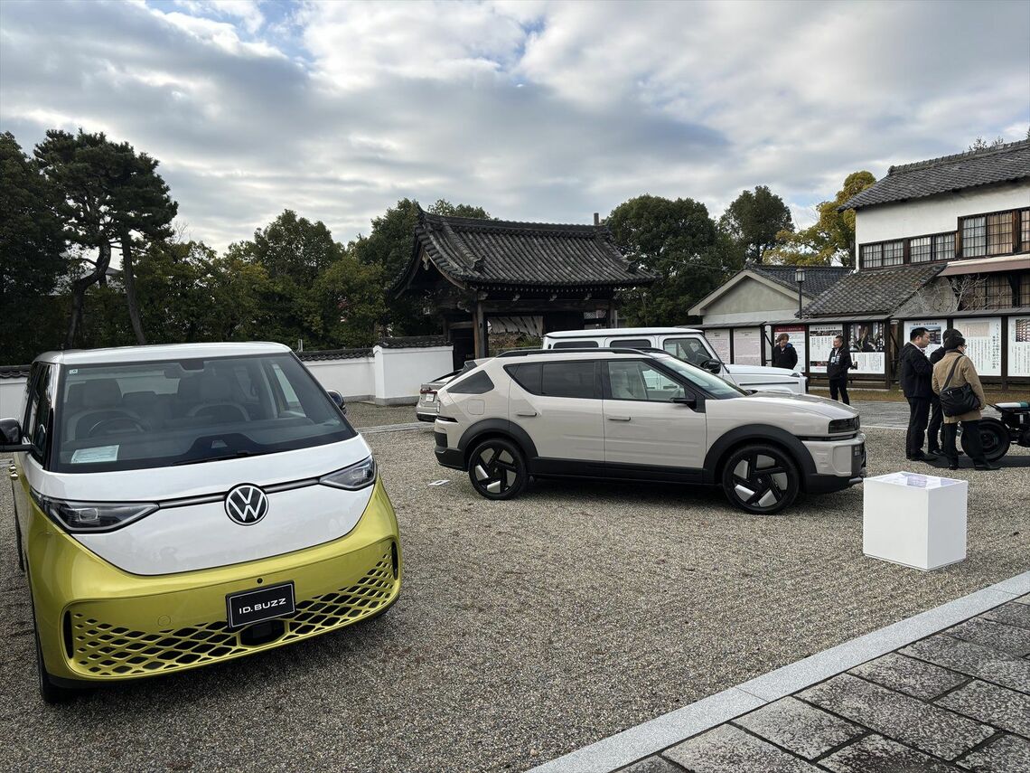 左はフォルクスワーゲン「ID. Buzz」、右はジャパンモビリティショー2025で日本初披露されたヒョンデ新型「ネッソ」（筆者撮影）