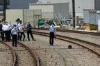 線路脇を徒歩で進み約50m先から手旗で誘導する