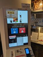 フードコートの叙々苑は、券売機で購入するスタイル（筆者撮影）