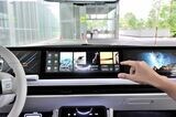 ディスプレーで覆われたビジョンエスのダッシュボード部分には、スマートフォン「Xperia」で培われた画面の操作性のよさが応用されている（撮影：梅谷秀司）