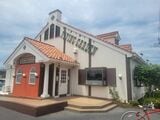 特徴的な三角屋根の建物（筆者撮影） 