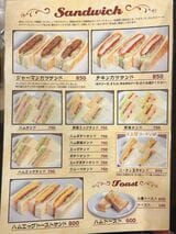 約20種類のサンドイッチのほか、小倉トースト、甘味なども充実（筆者撮影）