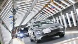 中国ではEVに代表される｢新エネルギー車｣の1月の販売台数が前月比半減した。写真は新興EVメーカー、小鵬汽車の生産ライン（同社ウェブサイトより）