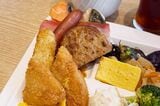 和洋まんべんなく、取り分けたおかず。どれもきちんとおいしく、安さに偏った食べ放題ではない印象（筆者撮影）