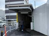 東西を結ぶ地下道の入口（東側）。自転車も通行できるようになっているものの、改札から歩いて数分かかるなどやや不便だ（写真：筆者撮影）