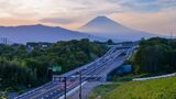 伊豆縦貫道、富士山を背景に（写真：Yoshitaka / PIXTA）
