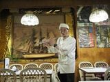フルートで「大きな古時計」を吹く久米さん（筆者撮影）