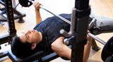 トレーニングをする男性