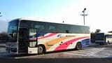 上里SA駐車場に憩う高速バス（筆者撮影）
