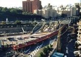 1975年の八ツ山橋付近。道路橋はアーチ型のトラス橋だ（撮影：南正時）