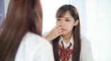 顔立ちを気にする女子高生