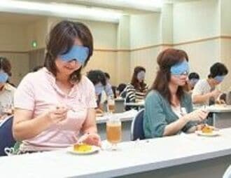 アイマスクでお茶、三井住友海上が視覚障害体験セミナー