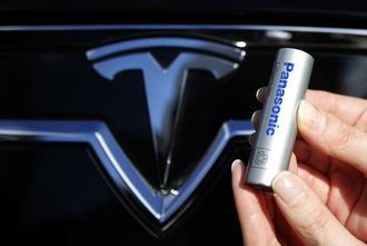 「米テスラ工場へ、電池セルは独占的に生産」