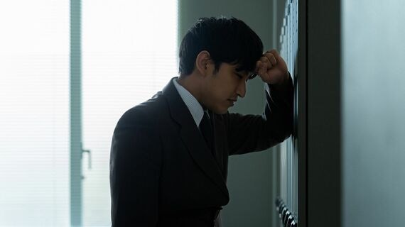 悩む男性