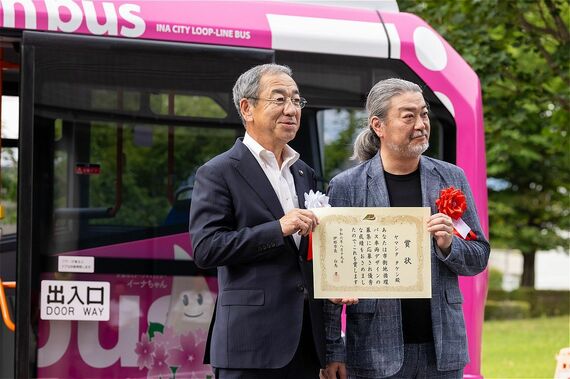 車両デザインをてがけたヤマシタタケシさんと、白鳥市長