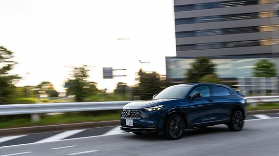 2025年10月24日にホンダが発売した「ヴェゼル e:HEV RS」。コンパクトSUVであるヴェゼルの新グレード追加となり、ホンダ伝統の「RS」を冠するモデルとなる