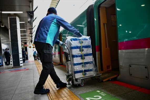 荷物新幹線 搬出の様子