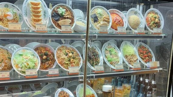 神田西口店前に設置されていたサンプルケース