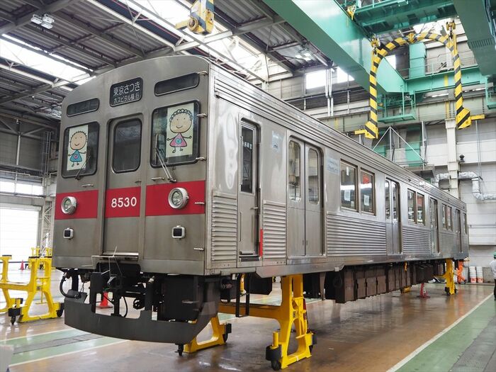搬出に向けて長津田車両工場で準備中の8500系