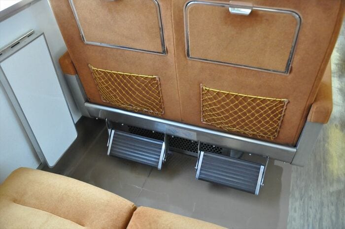 足元にはフットレストを装備