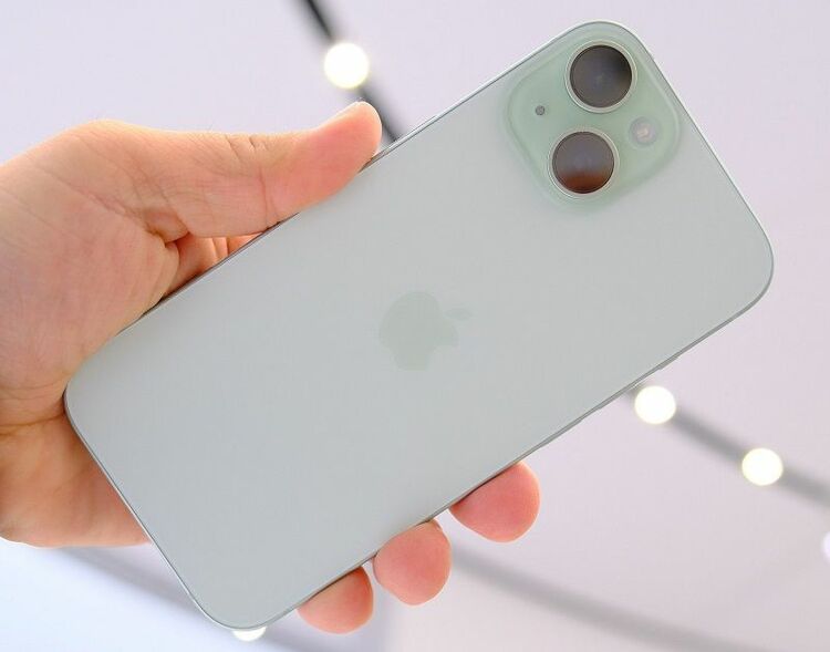 iPhone15グリーン128「背面割れ」 画像 | iPhoneが遂げた進化とApple