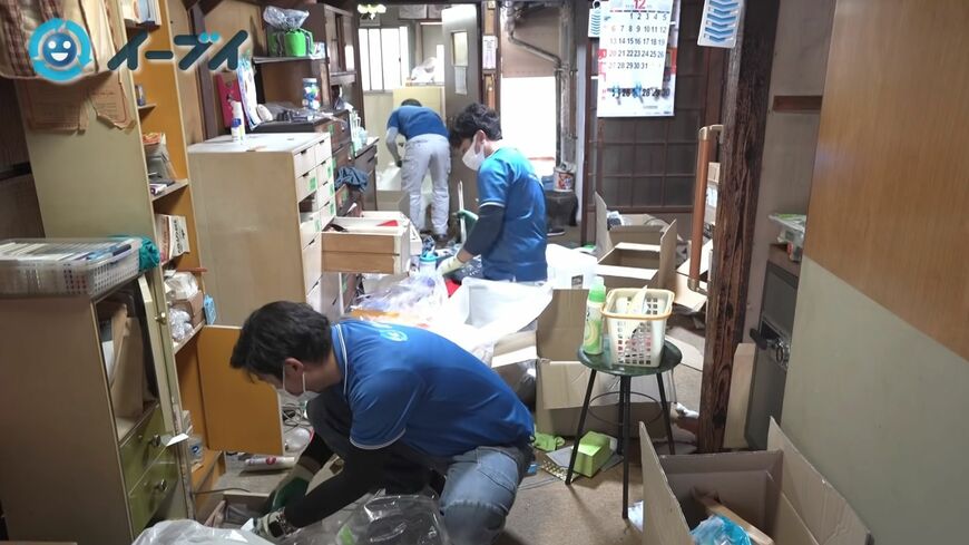 リビングの片付けに取り掛かるスタッフ（写真：「イーブイ片付けチャンネル」より）