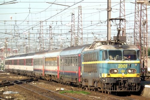 ベルギー国鉄の電気機関車が引くスイス行き国際列車（2012年 筆者撮影）