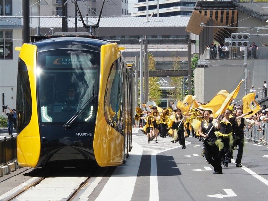 芳賀・宇都宮LRT開業日の記念パレード＝2023年8月26日（記者撮影）