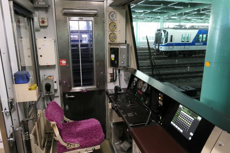 運転台は当時の自動車の「インパネ」をイメージさせる配置。窓が大きく視界は広い（記者撮影）