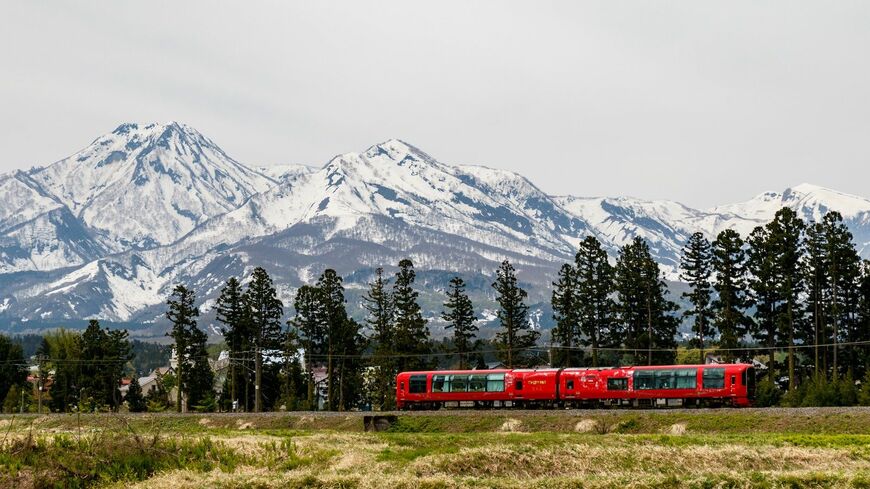 えちごトキめき鉄道妙高はねうまラインを走る観光列車「雪月花」（撮影：鼠入昌史）