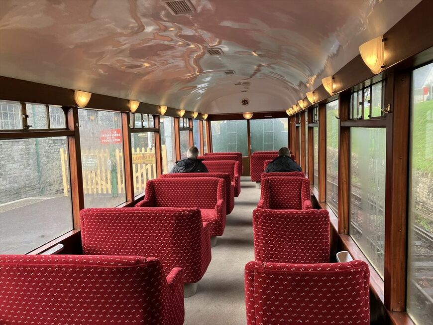 窓の大きな明るい車内（筆者撮影）