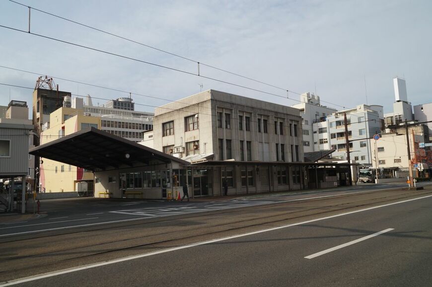 表町バスセンターと宇野バスの本社（筆者撮影）
