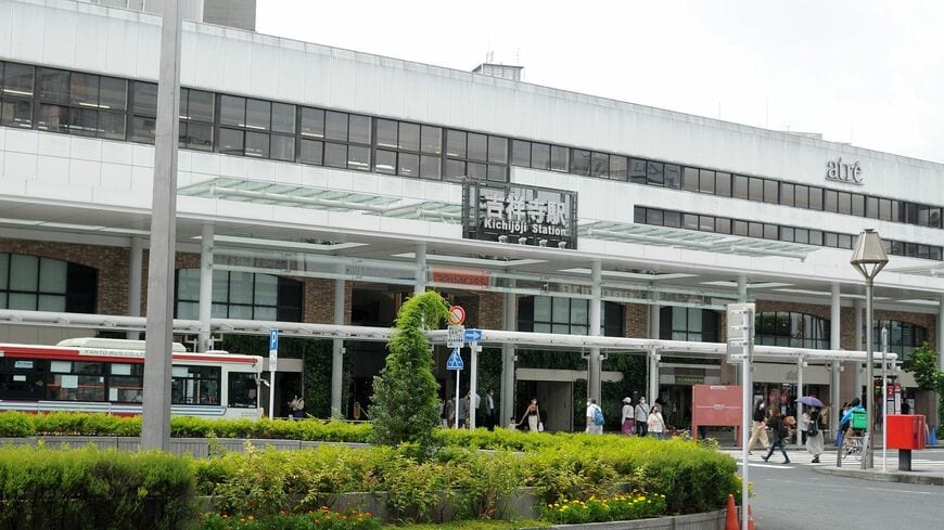 吉祥寺駅北口は小さいながらも駅前ロータリーが整備されており、慌ただしくバスが発着する（筆者撮影）